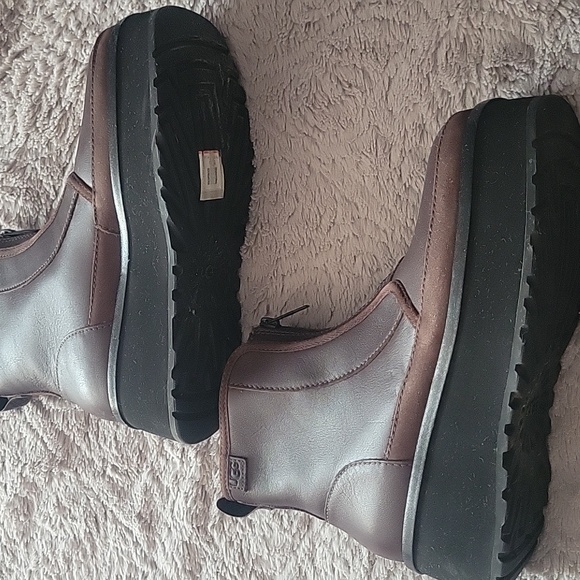 Like New UGG® Cityfunc Zip size 7 - Picture 3 of 9